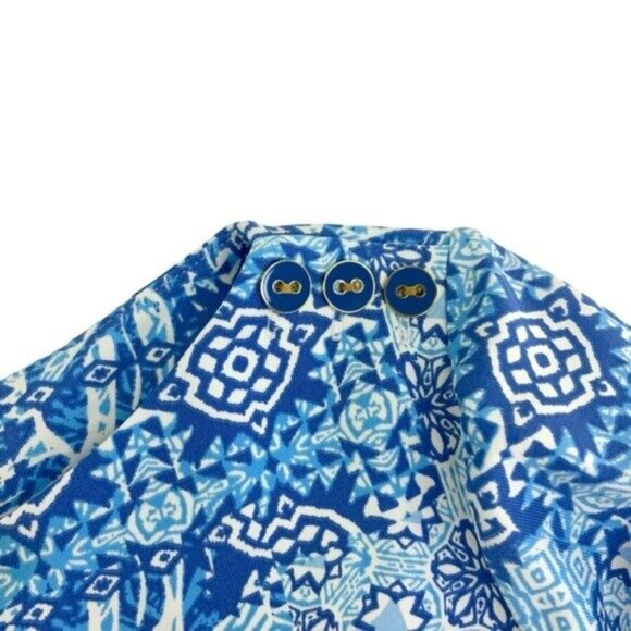 J Mclaughlin Wavesong Signature Tee Scuba Top in Blue and White Medallion Lane - Picture 5 of 6